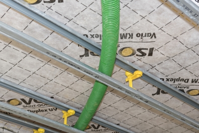 Rallonge Integra 2 Isover installée afin d'obtenir un espace supplémentaire entre la membrane d'étanchéité et la plaque de placoplâtre