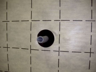 Œillet Vario Passelec Isover installé sur une membrane d'étanchéité Isover afin de laisser passer une gaine pour accueillir des câbles électriques