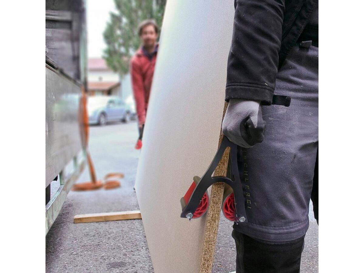 Manutention d'un panneau de bois avec la poignée de transport Piher spécial panneaux