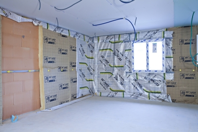 Membrane Vario Xtra Isover fraîchement installée dans une maison en travaux
