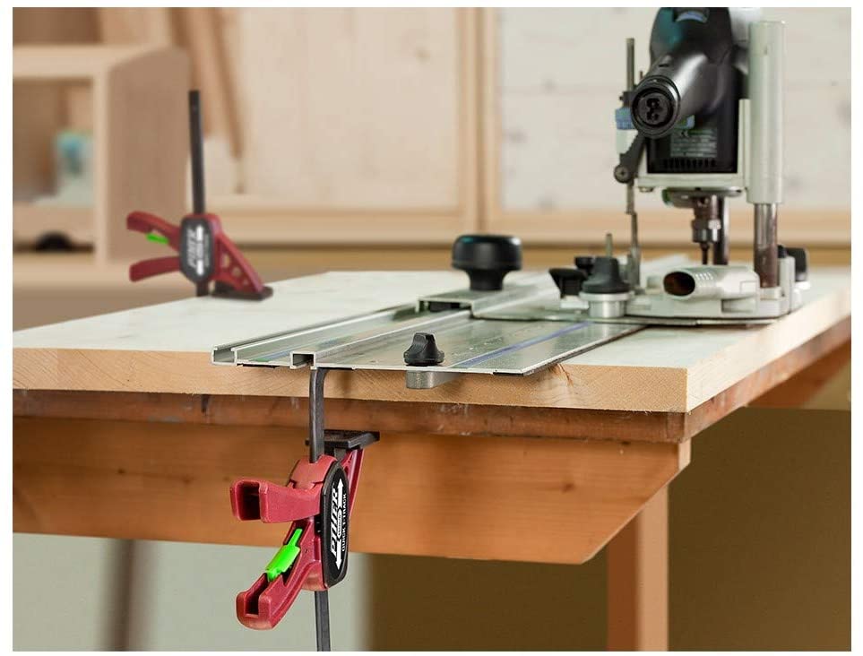 Serre joint rapide Quick T-track en place sur un établi