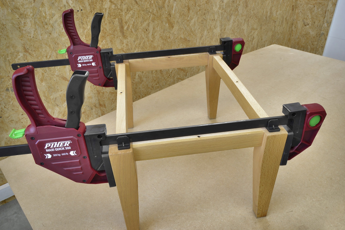 Serre-joint Maxi Quick 300 maintient des pièces de bois assemblées entre elles